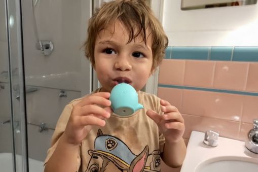 Junge im bad.jpg__PID:0ab95b71-5597-4fec-802c-b8c5ab292b58